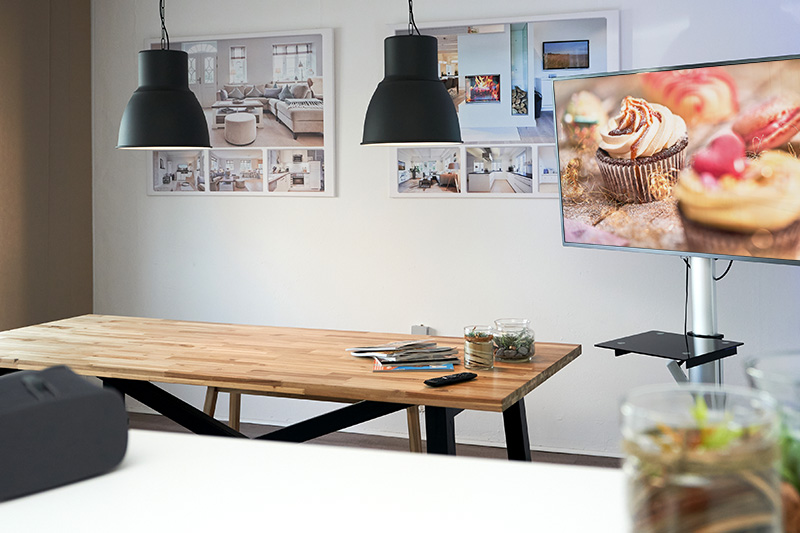 Besprechungstisch im Vorraum des Fotostudios