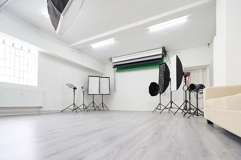 Großes Fotostudio mit weißen Wänden in Lübeck